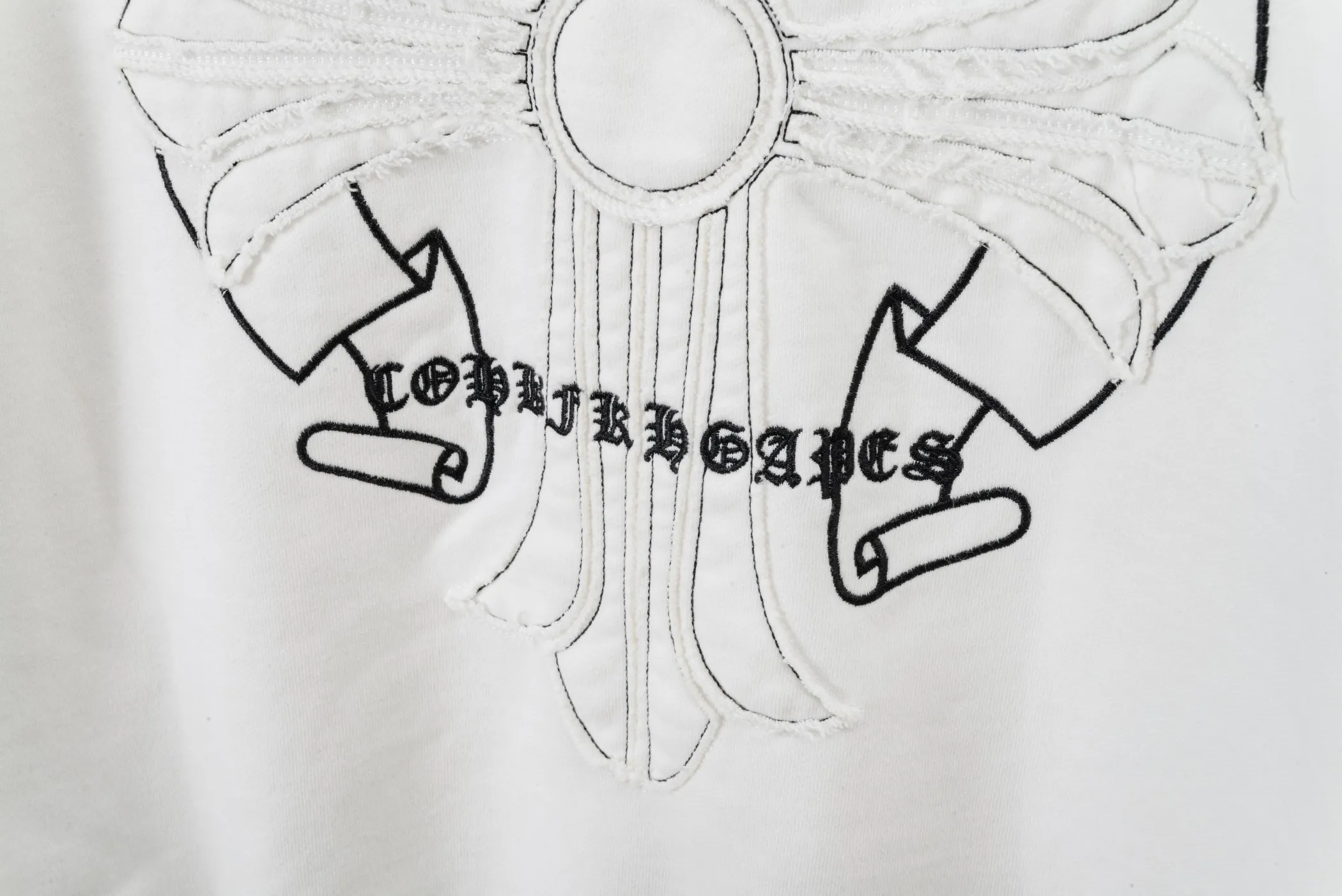 P320 𝗖𝗵𝗿𝗼𝗺𝗲 𝗛𝗲𝗮𝗿𝘁𝘀/Cro Heart 2025 Cross Patch Embroidery Summer New Original Single Counter American Acid Washed Distressed Laser Burnt Patch Embroidery Couple Casual Hooded Sweatshirt Customized fabric 440g tripe terry fabric! American acid-washed and distressed original fabric laser burnt ✟appliqué embroidery and exquisite embroidery of letters! The best-selling model at the counter. It is very comfortable to wear. It is low-key yet luxurious. It is very classy when worn. The large size and tailoring are needless to say. The upper body is exquisite and vivid. 👍High-end first-class materials. A truly palace-level product. The cotton from Turkey is of outstanding quality. After heavy washing, the clothes are very soft! Not picky, the upper body is absolutely stylish and extremely luxurious. Auxiliary materials: The original model has been authenticated and labeled ➕100% silk washed with water label. Genuine purchase-grade original hangtag➕matching hanging rope➕3D hanging beads➕original packaging bag. Craftsmanship: The original version has consistent wiring! The highest version of the armhole matching technique! Countless times of pattern making to 100% restore the original appearance! The correct version is the same for men and women, super eye-catching, super good-looking, and super atmospheric! Color: white, washed black, washed blue Size: XS-L